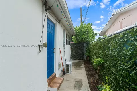 Exterior - 985 SE 2nd Pl, Hialeah, FL 33010 photo 1 of 2