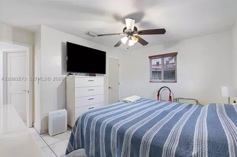 Bedroom - 985 SE 2nd Pl, Hialeah, FL 33010 photo 5 of 7