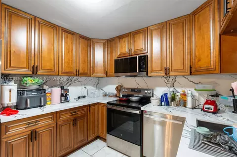Kitchen - 985 SE 2nd Pl, Hialeah, FL 33010 photo 1 of 2