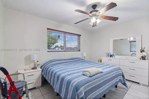 Bedroom - 985 SE 2nd Pl, Hialeah, FL 33010 photo 4 of 7