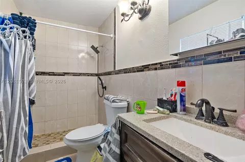 Bath - 985 SE 2nd Pl, Hialeah, FL 33010 photo 4 of 4