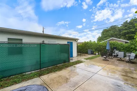 Exterior - 985 SE 2nd Pl, Hialeah, FL 33010 photo 2 of 2