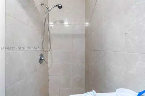 Bath - 985 SE 2nd Pl, Hialeah, FL 33010 photo 3 of 4
