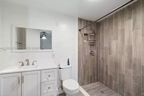 Bath - 985 SE 2nd Pl, Hialeah, FL 33010 photo 1 of 4