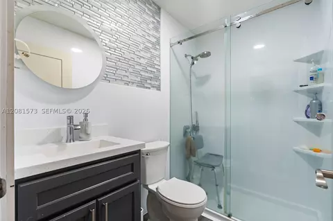 Bath - 985 SE 2nd Pl, Hialeah, FL 33010 photo 2 of 4