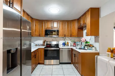 Kitchen - 985 SE 2nd Pl, Hialeah, FL 33010 photo 2 of 2