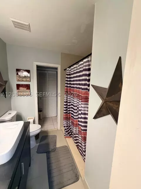 Bath - 18901 NW 55th Ave, Miami Gardens, FL 33055 photo 2 of 2