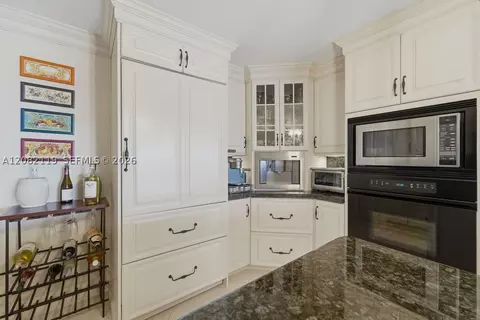Kitchen - 19670 Beach Rd #PHB4, Tequesta, FL 33469 photo 4 of 5
