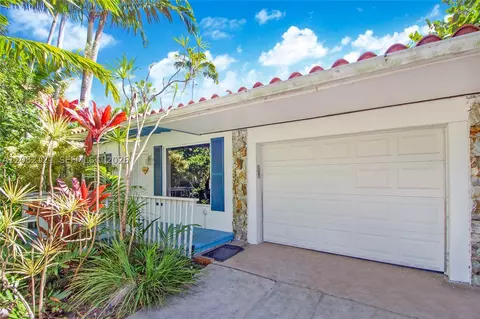 Exterior - 119 Harbor Dr, Key Biscayne, FL 33149 photo 2 of 4