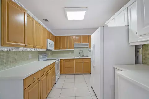 Kitchen - 119 Harbor Dr, Key Biscayne, FL 33149 photo 1 of 1