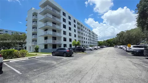 901 Hillcrest Dr #215, Hollywood, FL 33021