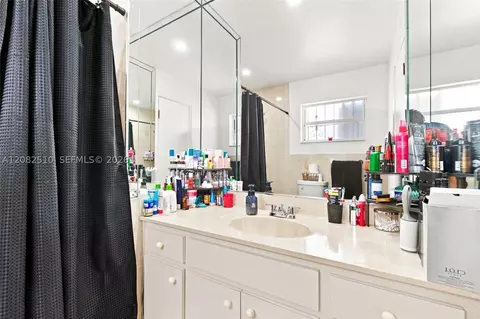 Bath - 7330 W 30th Ave, Hialeah, FL 33018 photo 2 of 4