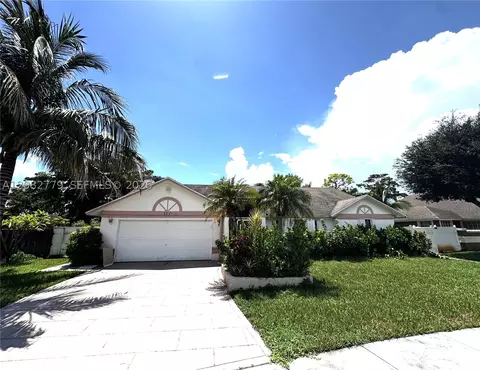110 Hemingway Ct, Royal Palm Beach, FL 33411