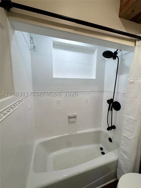 Bath - 1160 W 33rd Pl, Hialeah, FL 33012 photo 2 of 5