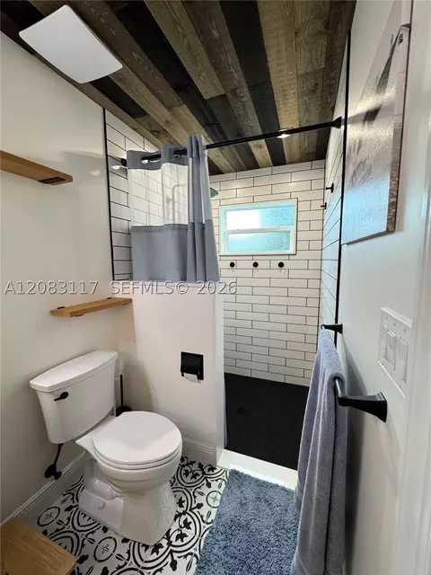 Bath - 1160 W 33rd Pl, Hialeah, FL 33012 photo 4 of 5