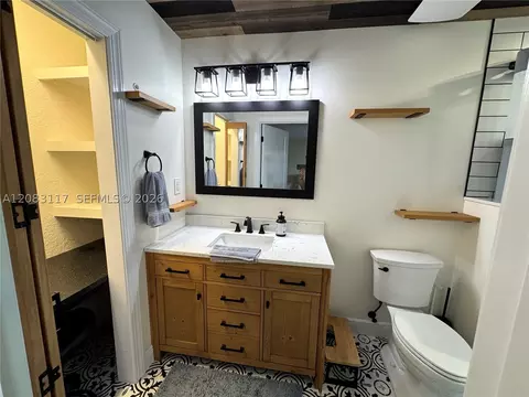 Bath - 1160 W 33rd Pl, Hialeah, FL 33012 photo 3 of 5