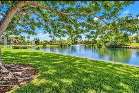 220 Lakeview Dr #101, Weston, FL 33326