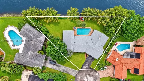 9880 SW 1st St, Plantation, FL 33324