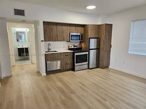 557 Michigan Ave #211 W/PARKING, Miami Beach, FL 33139
