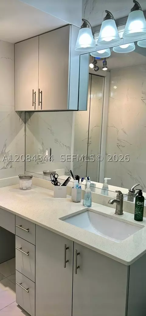 329 SE 3rd St #405T, Hallandale Beach, FL 33009