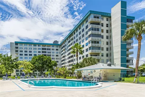 4330 Hillcrest Dr #520, Hollywood, FL 33021