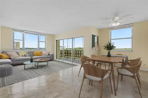 4330 Hillcrest Dr #520, Hollywood, FL 33021