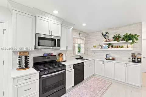 Kitchen - 1575 Harlock Rd, Melbourne, FL 32934 photo 2 of 2