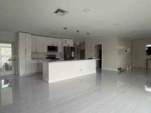 9606 NW 80th St, Tamarac, FL 33321
