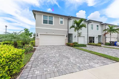 2905 Olivia Ave, Lauderdale Lakes, FL 33311