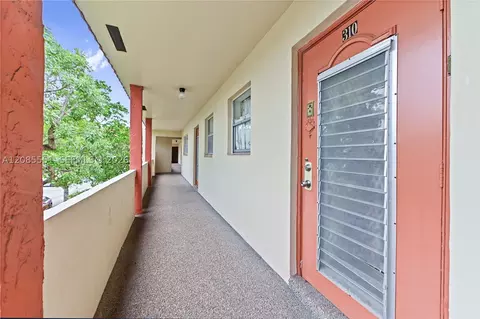 8021 N Sunrise Lakes Dr #310, Sunrise, FL 33322