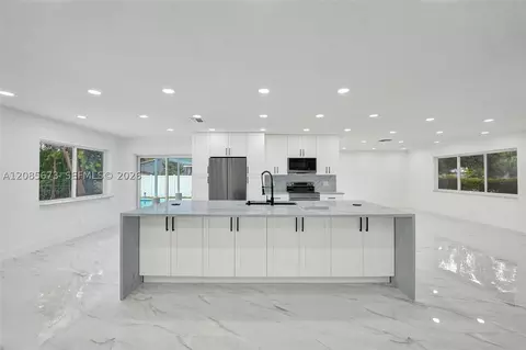 10601 NW 43rd Ct, Coral Springs, FL 33065