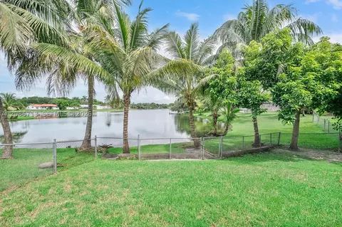 Exterior - 7111 Bamboo St, Miami Lakes, FL 33014 photo 4 of 5