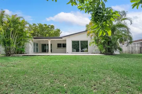 Exterior - 7111 Bamboo St, Miami Lakes, FL 33014 photo 5 of 5