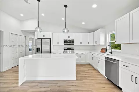 Kitchen - 25 Pine Course Pass, Ocala, FL 34472 photo 2 of 2