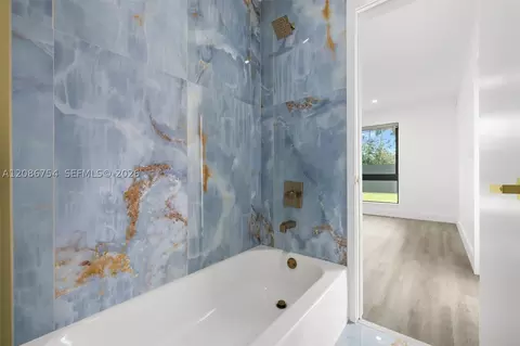 Bath - 8253 W 14th Ct, Hialeah, FL 33014 photo 3 of 5