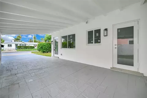 1018 NE 7th St, Hallandale Beach, FL 33009