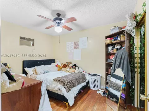 Bedroom - 5440 E 7th Ave, Hialeah, FL 33013 photo 3 of 4
