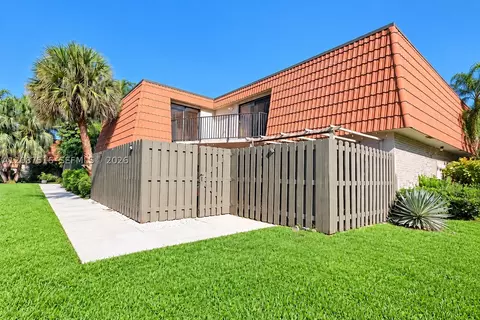11006 N Harmony Lake Cir, Davie, FL 33324