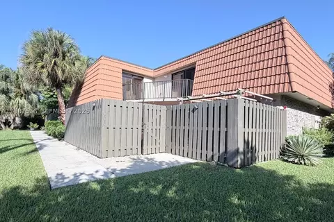 11006 N Harmony Lake Cir, Davie, FL 33324