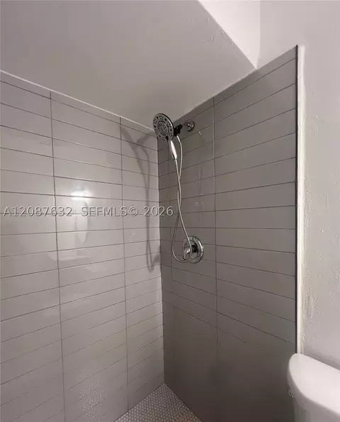 Bath - 7164 W 3rd Ave, Hialeah, FL 33014 photo 6 of 6