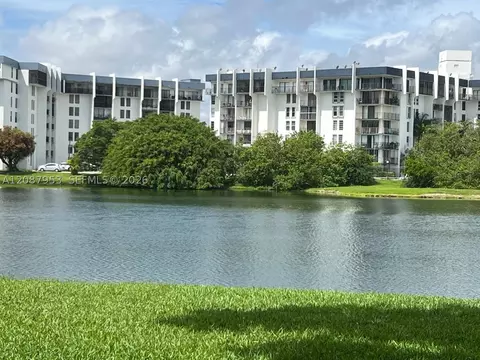 9682 Fontainebleau Blvd #207, Miami, FL 33172