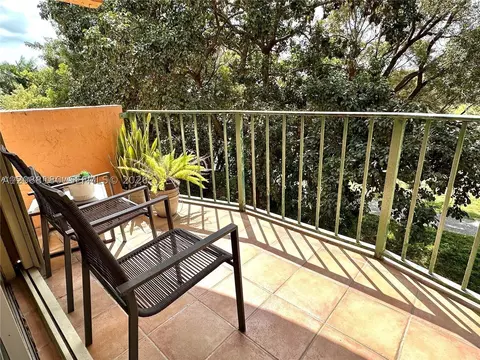 9360 Fontainebleau Blvd #612, Miami, FL 33172