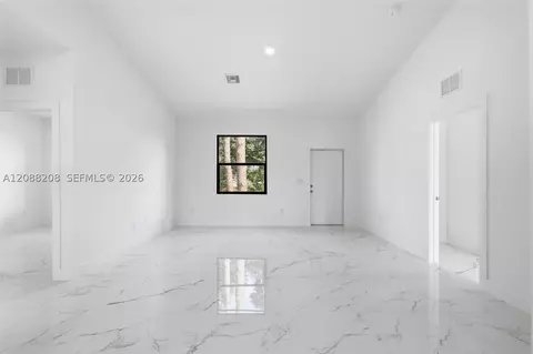 Living - 149 Dutch Loop, Labelle, FL 33935 photo 4 of 5