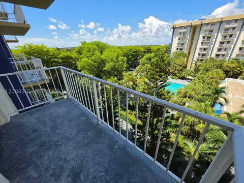 4550 NW 9th St #605E, Miami, FL 33126