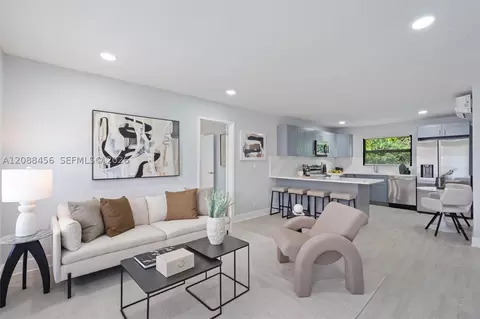 6405 Dawson St, Hollywood, FL 33023