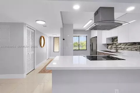 150 Lakeview Dr #203, Weston, FL 33326