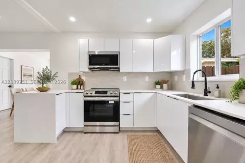 Kitchen - 40 SE 3rd Ter, Dania Beach, FL 33004 photo 2 of 4