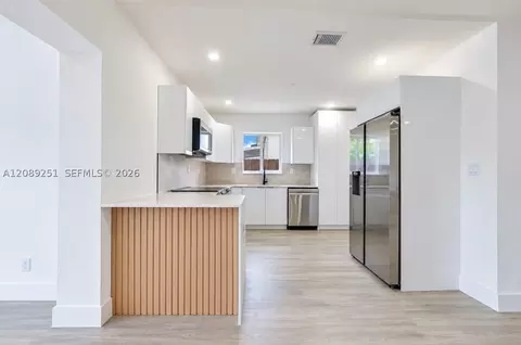 Kitchen - 40 SE 3rd Ter, Dania Beach, FL 33004 photo 4 of 4