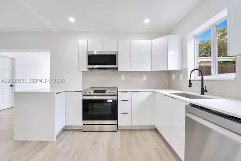 Kitchen - 40 SE 3rd Ter, Dania Beach, FL 33004 photo 3 of 4