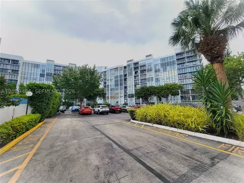 800 Parkview Dr #309, Hallandale Beach, FL 33009